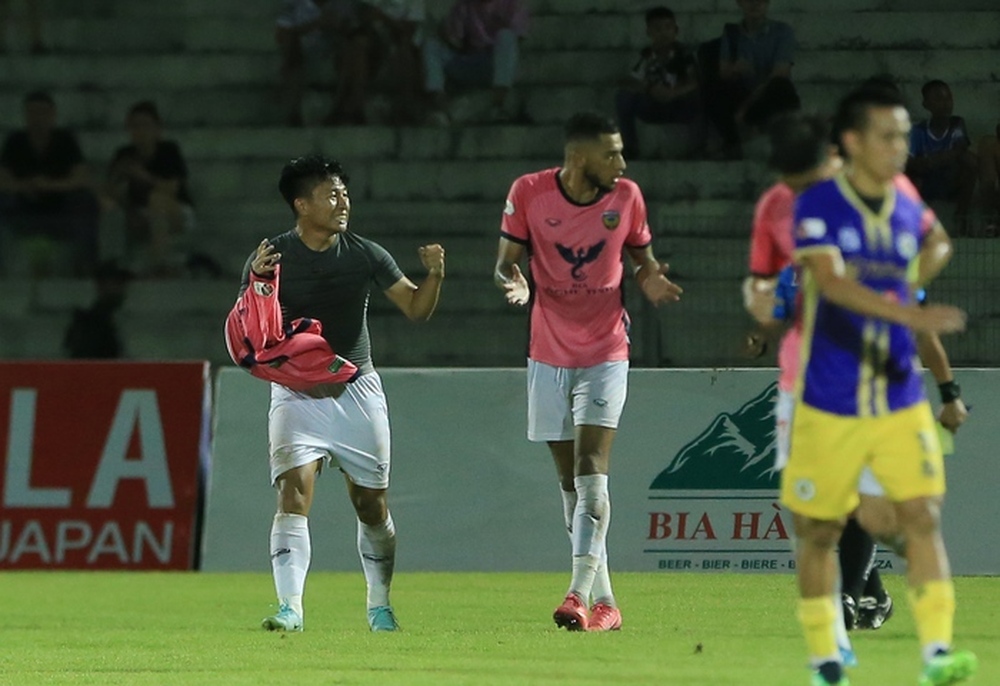 Thành Chung cứu thua đưa Hà Nội FC lên đỉnh bảng, nhảy lên ôm chầm Tấn Trường ăn mừng - Ảnh 12.