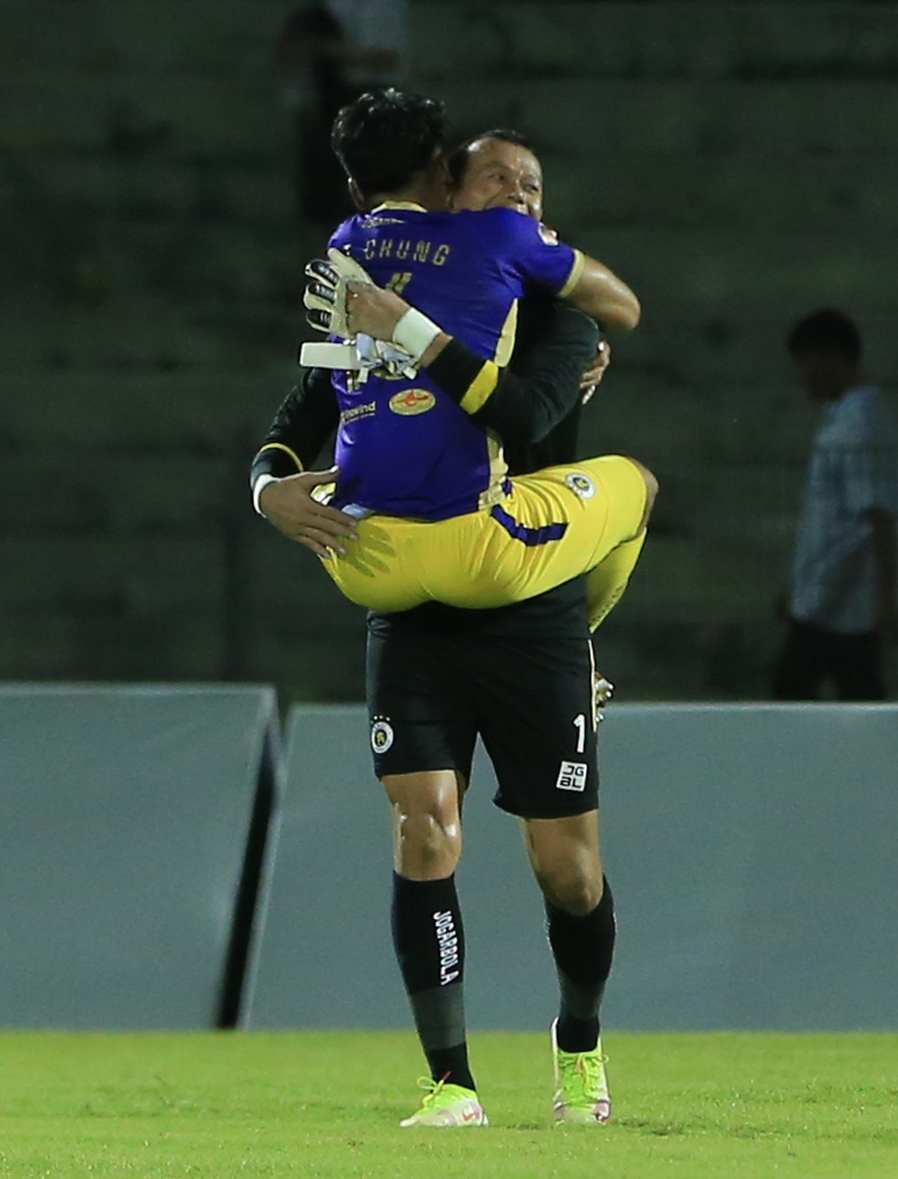 Thành Chung cứu thua đưa Hà Nội FC lên đỉnh bảng, nhảy lên ôm chầm Tấn Trường ăn mừng - Ảnh 3.