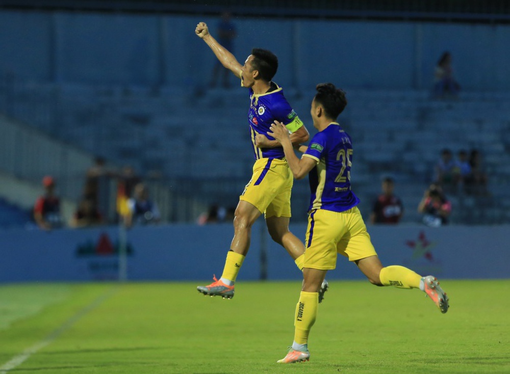Thành Chung cứu thua đưa Hà Nội FC lên đỉnh bảng, nhảy lên ôm chầm Tấn Trường ăn mừng - Ảnh 10.