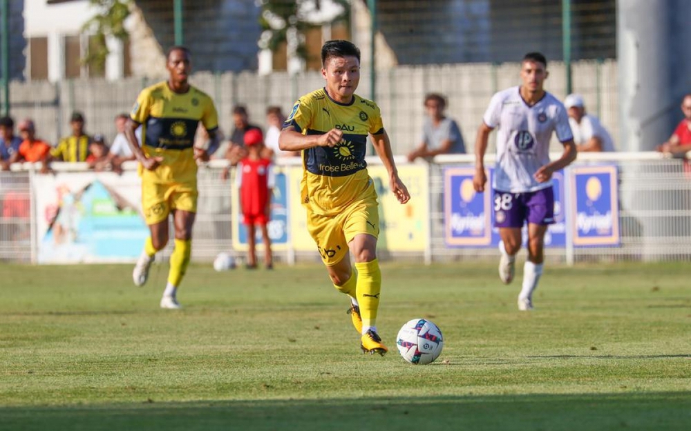 Quang Hải sáng cửa đá chính ở Pau FC tại vòng 1 Ligue 2 - Ảnh 1.