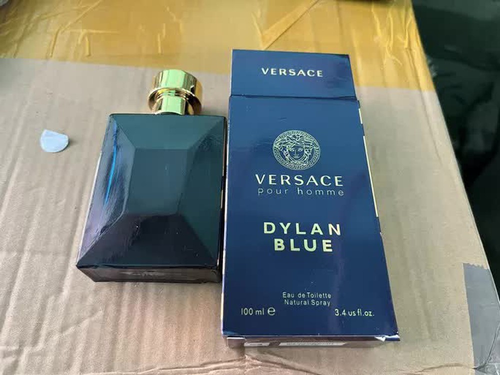 Phát hiện hơn 20 tấn nước hoa, mỹ phẩm nghi giả nhãn hiệu Versace, Chanel, Gucci, Hugo Boss - Ảnh 3.