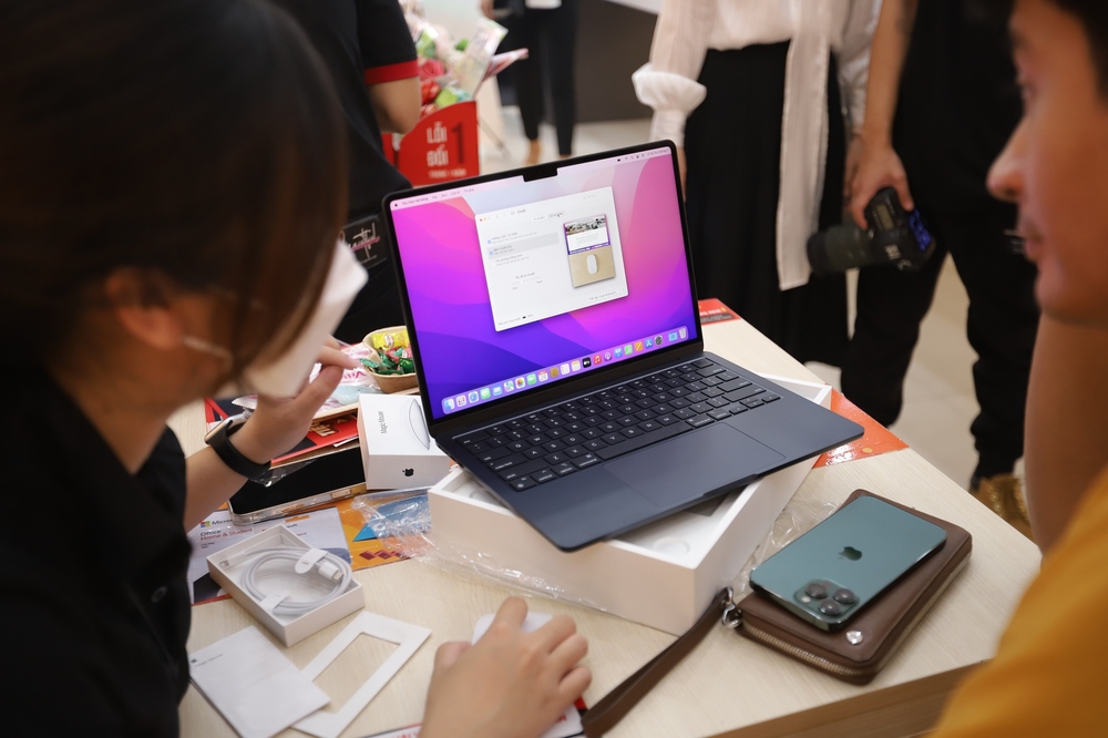MacBook Air M2 gây sốt tại Việt Nam, vừa mở bán đã nhận ưu đãi đến 5 triệu đồng - Ảnh 1.