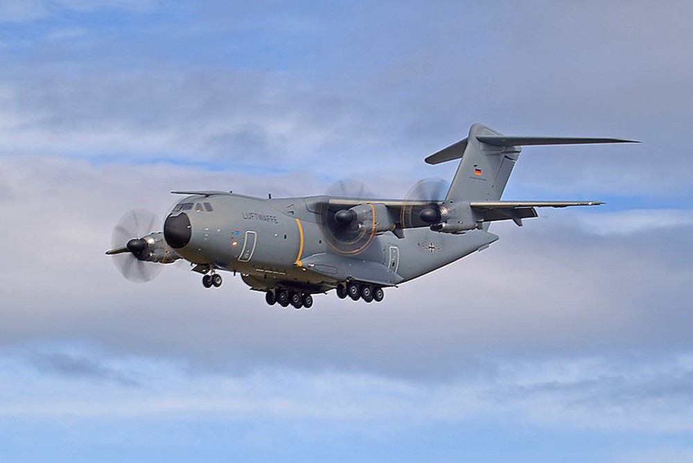Video phi cơ quân sự Airbus A400M dội 20 tấn nước chữa cháy trong vài giây - Ảnh 3.