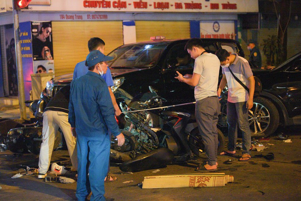 Hà Nội: Tai nạn liên hoàn giữa 4 ô tô, 6 xe máy, nhiều người thương vong - Ảnh 1.