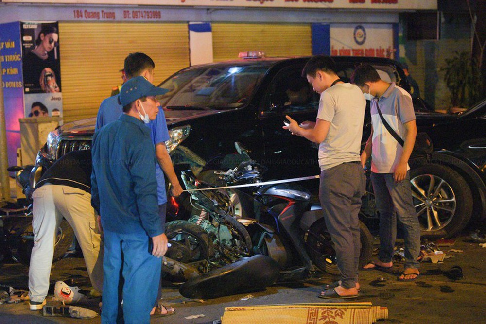 Hà Nội: Tai nạn liên hoàn giữa 4 ô tô, 6 xe máy, nhiều người thương vong - Ảnh 3.