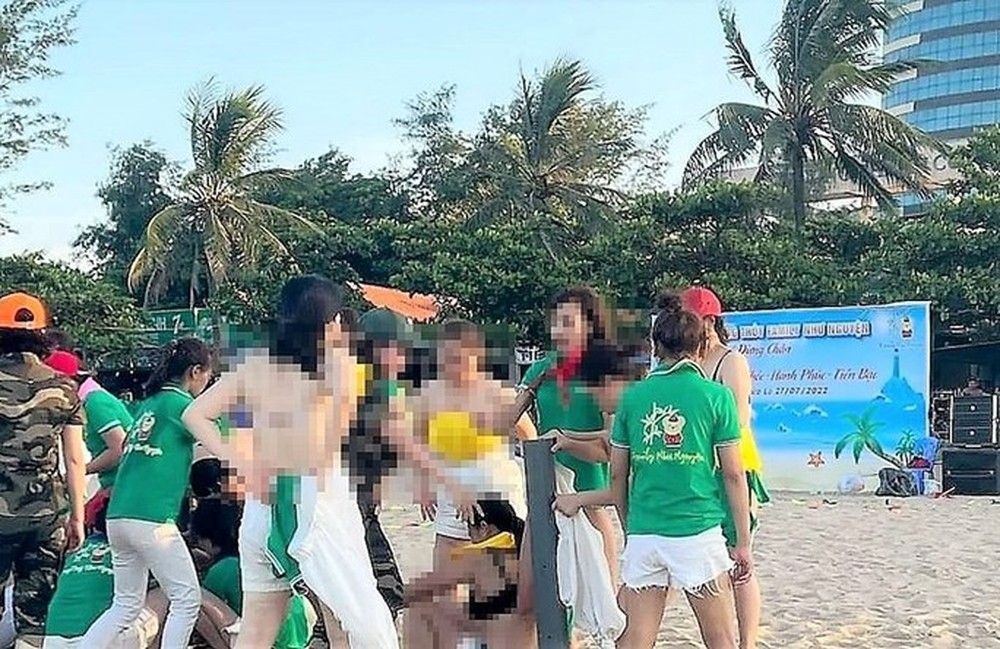  Xôn xao clip nhóm nữ du khách cởi áo ngực chơi team building ở bãi biển  - Ảnh 1.