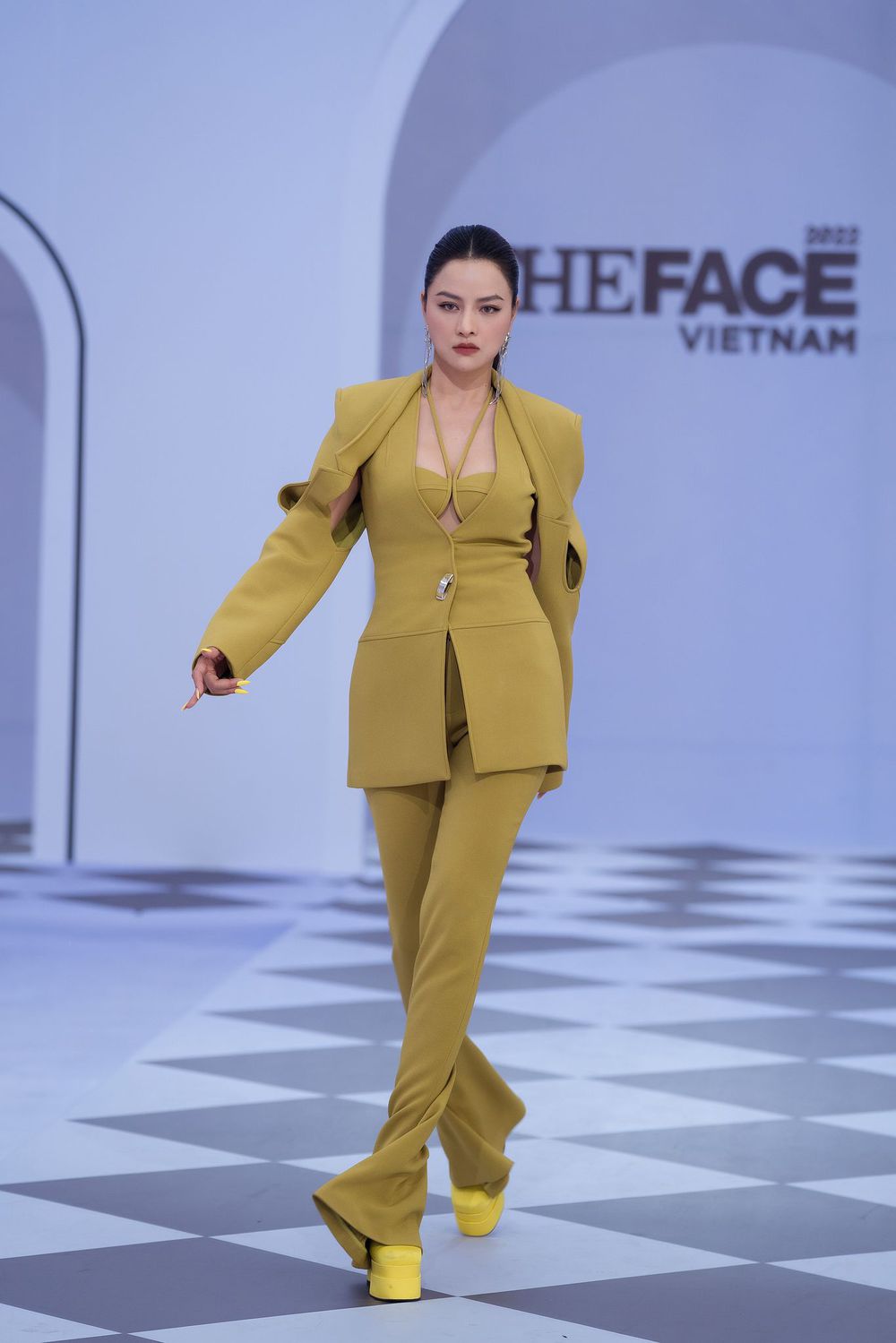Hoa hậu Kỳ Duyên, Minh Triệu khoe khả năng catwalk - Ảnh 2.