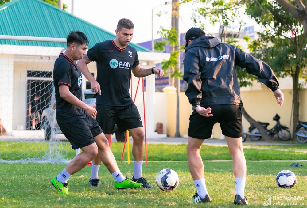 Khi V-League không chỉ thiếu Quang Hải - Ảnh 1.