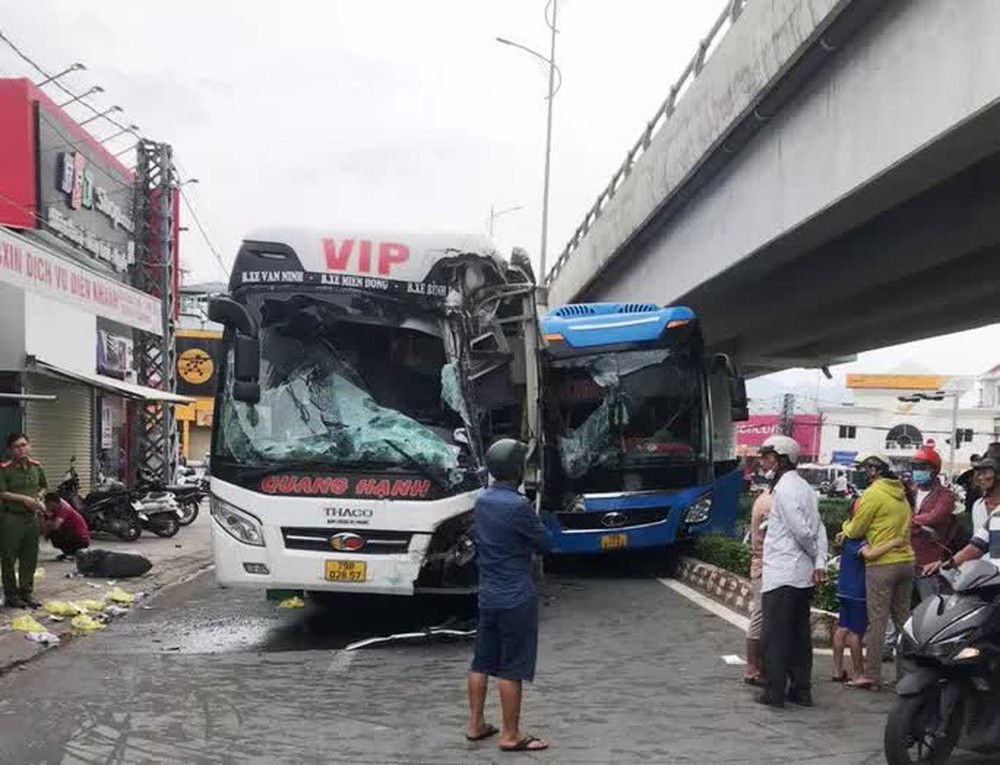  Khánh Hòa: Hai xe khách kẹp nhau dưới chân cầu vượt, 1 người chết  - Ảnh 1.