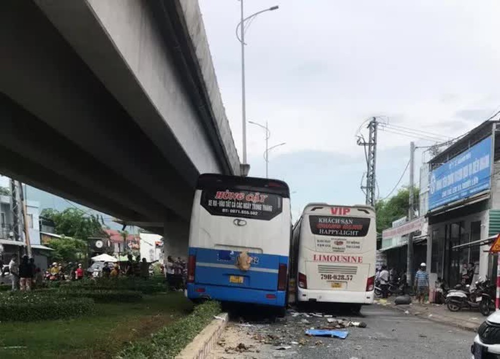  Khánh Hòa: Hai xe khách kẹp nhau dưới chân cầu vượt, 1 người chết  - Ảnh 2.