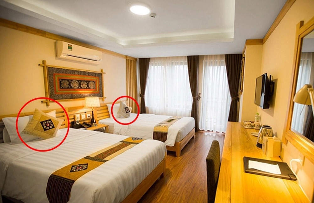 Lợi ích thật sự của vật dụng thường thấy trên giường ở khách sạn: Không chỉ để trang trí - Ảnh 2.