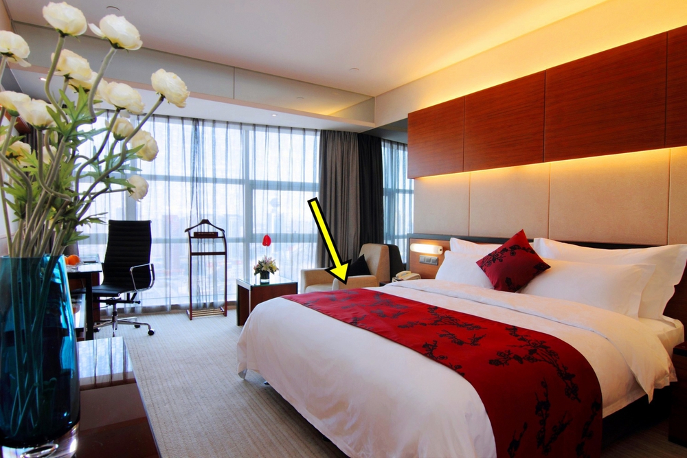 Lợi ích thật sự của vật dụng thường thấy trên giường ở khách sạn: Không chỉ để trang trí - Ảnh 4.