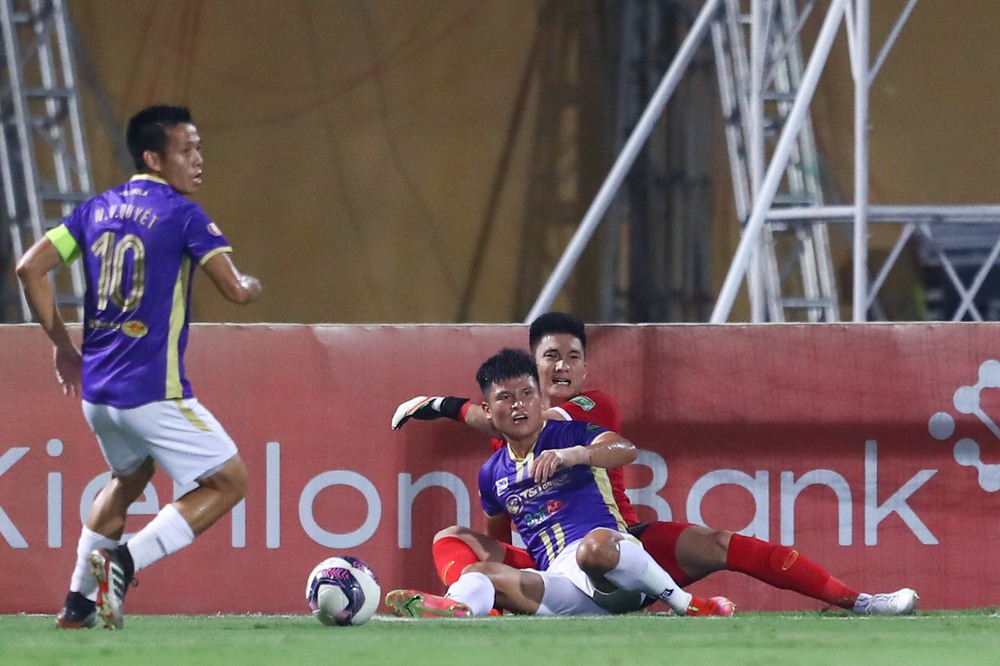 TRỰC TIẾP Hà Nội FC 0-1 SLNA: Chủ nhà nhận gáo nước lạnh toát từ rất sớm - Ảnh 1.