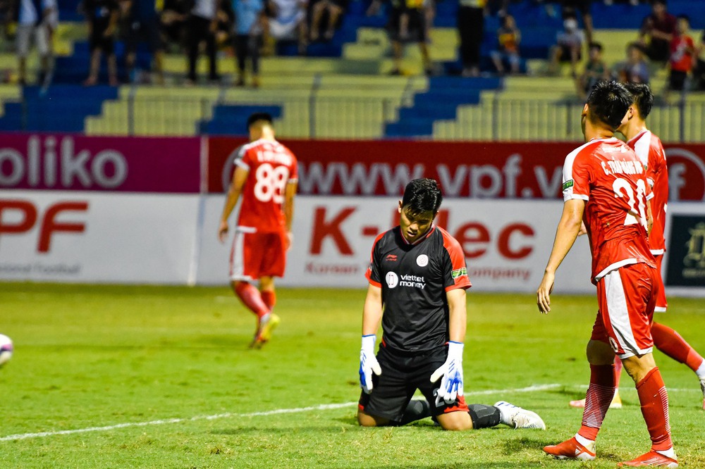 TRỰC TIẾP Hà Nội FC 1-1 SLNA: Gió đổi chiều không tin nổi, Hà Nội FC bùng lên hy vọng - Ảnh 1.