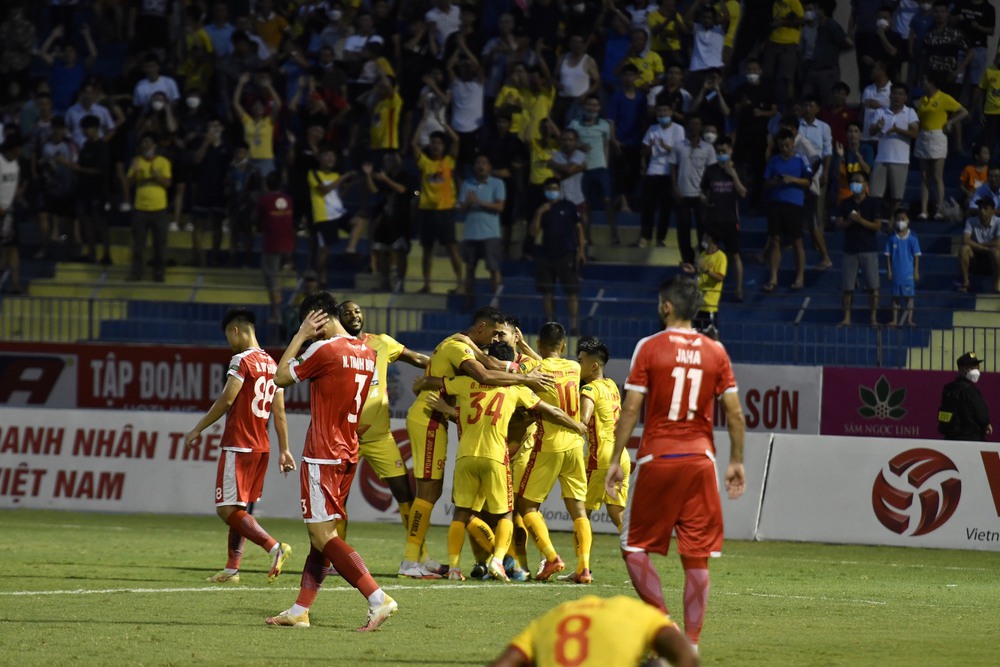 TRỰC TIẾP Hà Nội FC 1-1 SLNA: Gió đổi chiều không tin nổi, Hà Nội FC bùng lên hy vọng - Ảnh 2.