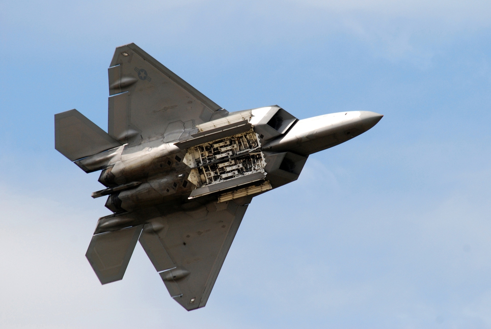 Báo Mỹ: Muốn thấy các tướng Nga toát mồ hôi ư? Hãy nói với họ rằng F-22 Raptor đang đến - Ảnh 2.