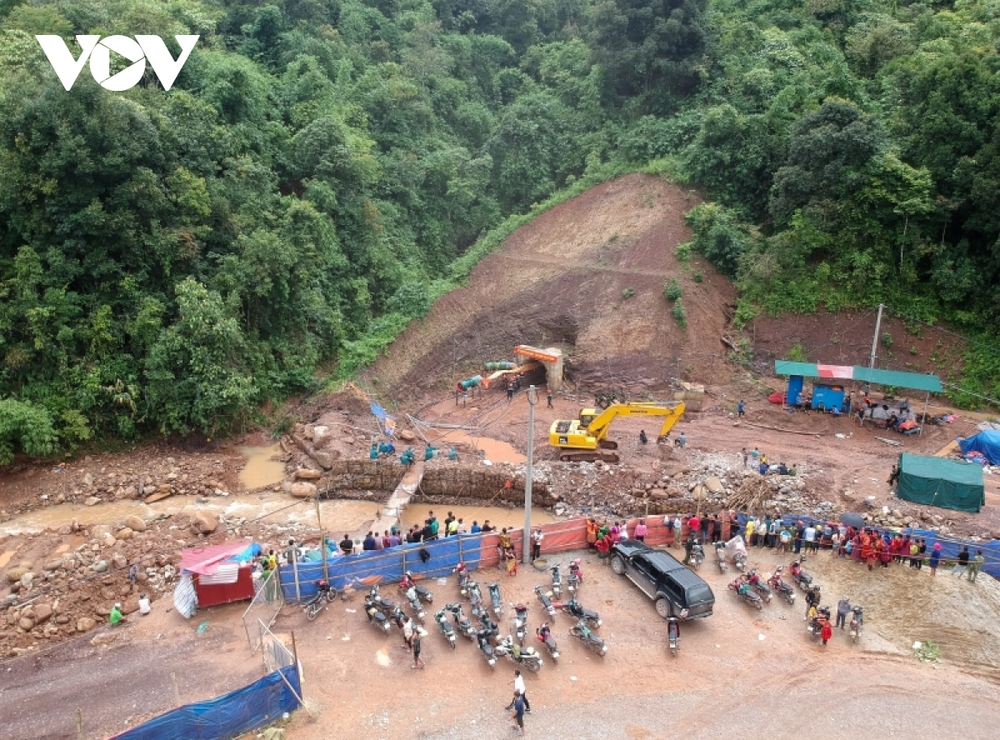 Còn khoảng hơn 40m sẽ tiếp cận vị trí nạn nhân bị cuốn vào hầm thủy điện - Ảnh 1.