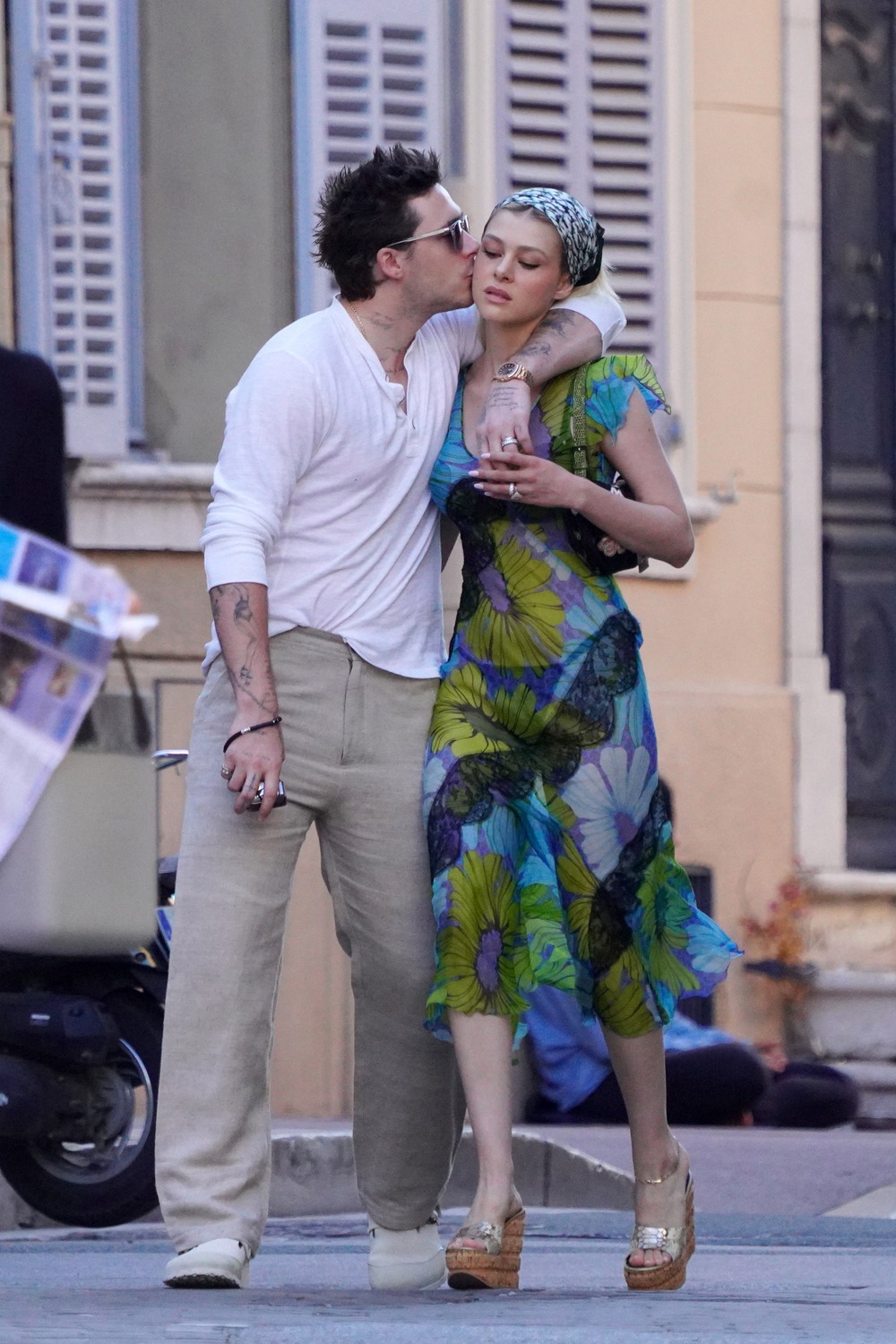 Brooklyn Beckham ôm hôn vợ xinh nơi công cộng - Ảnh 2.