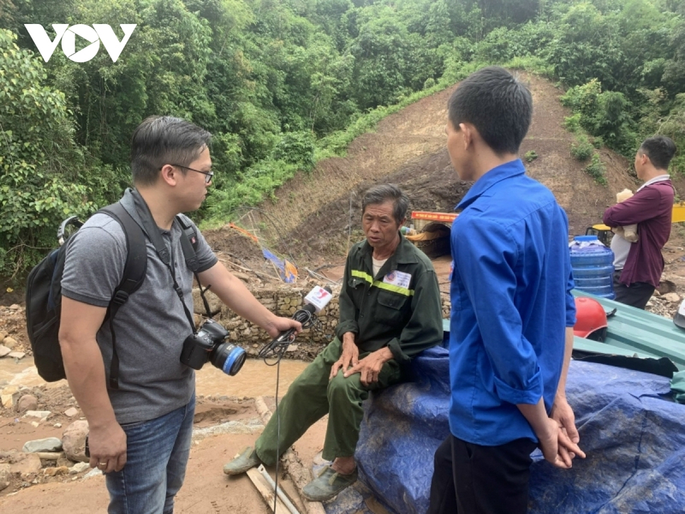 Còn khoảng hơn 40m sẽ tiếp cận vị trí nạn nhân bị cuốn vào hầm thủy điện - Ảnh 7.