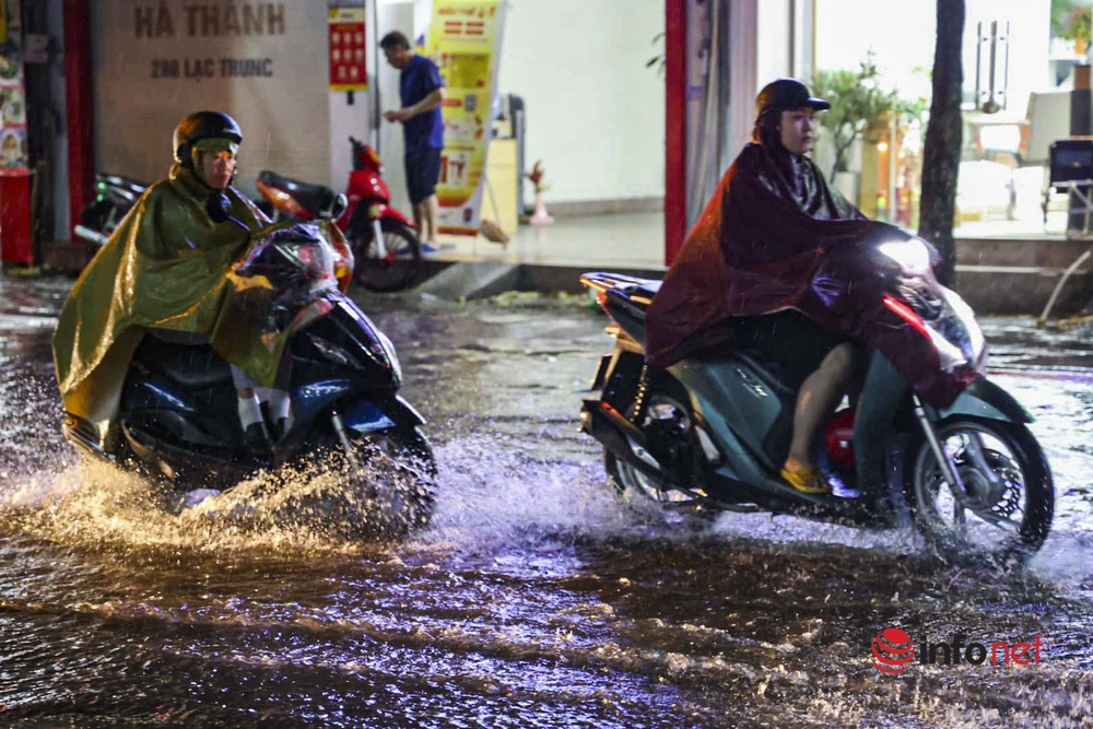 Hà Nội: Cơn mưa lớn kéo dài, nhiều tuyến phố ngập úng, người dân phải dùng xô tát nước ra khỏi nhà - Ảnh 2.