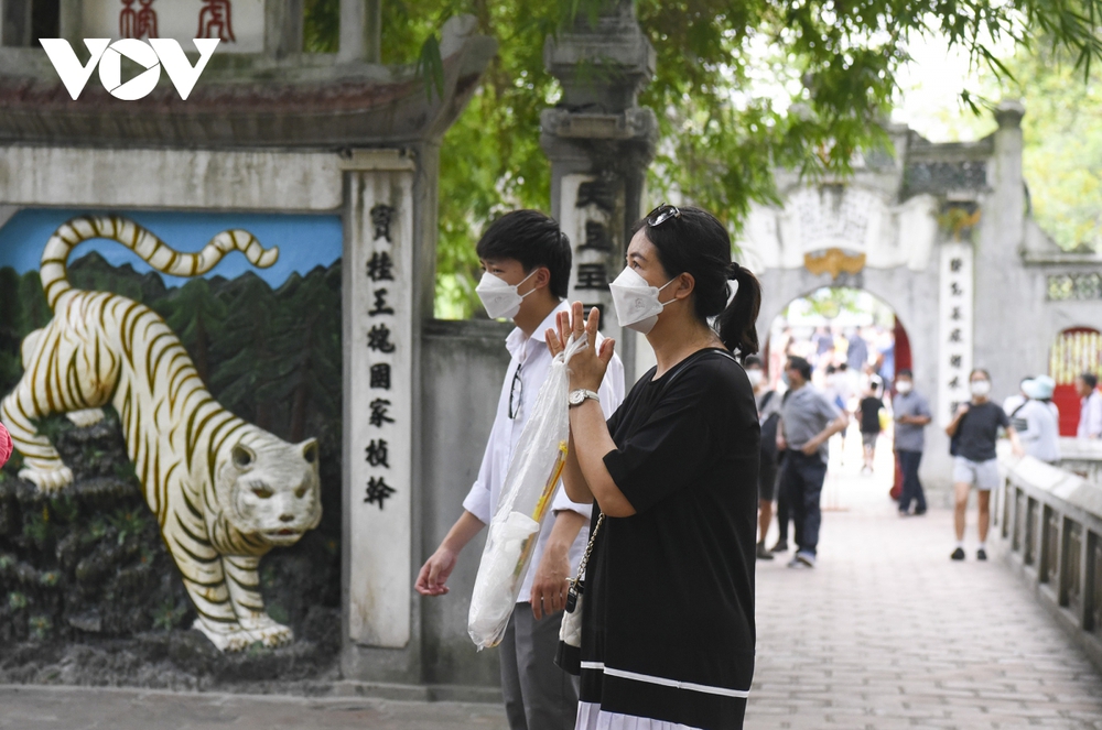 Sĩ tử đi lễ cầu may mong... “khoanh bừa” cũng trúng - Ảnh 14.