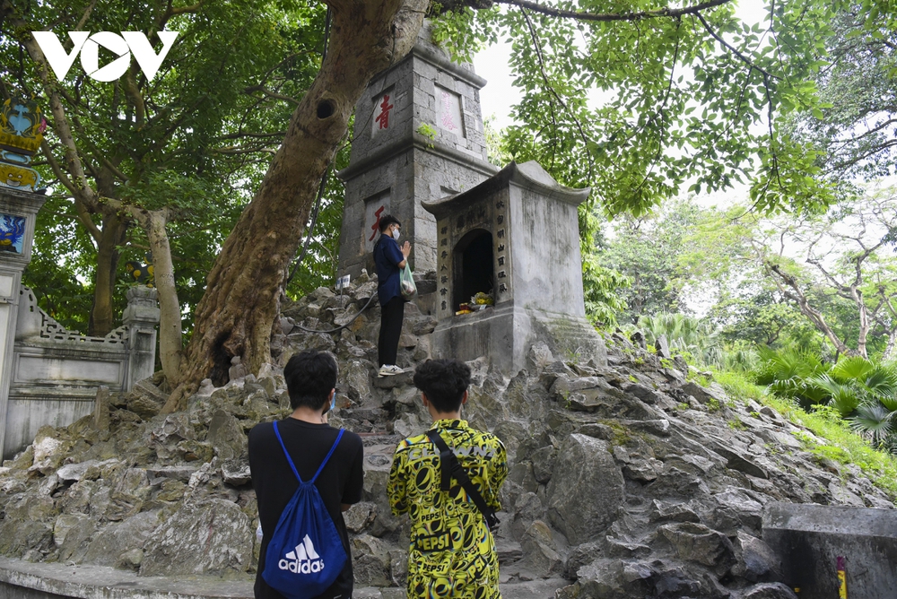 Sĩ tử đi lễ cầu may mong... “khoanh bừa” cũng trúng - Ảnh 3.