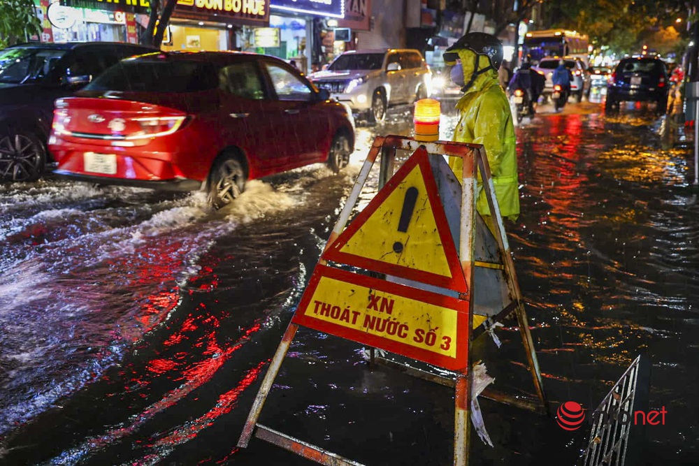 Hà Nội: Cơn mưa lớn kéo dài, nhiều tuyến phố ngập úng, người dân phải dùng xô tát nước ra khỏi nhà - Ảnh 5.