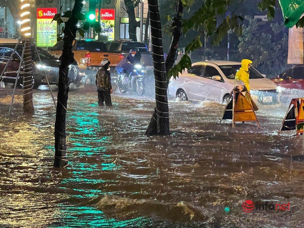 Hà Nội: Cơn mưa lớn kéo dài, nhiều tuyến phố ngập úng, người dân phải dùng xô tát nước ra khỏi nhà - Ảnh 6.