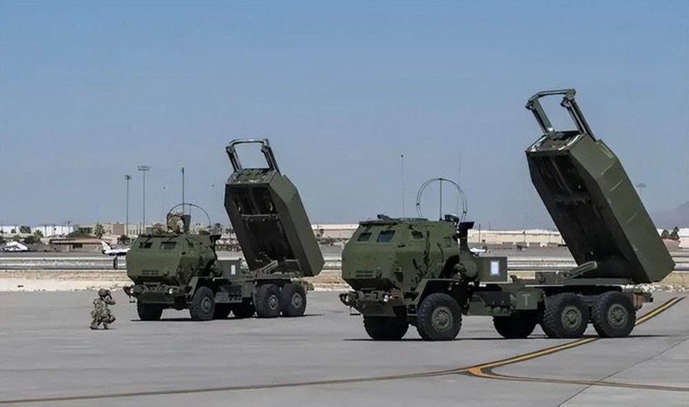 Ukraine lần đầu công bố hình ảnh sử dụng hệ thống tên lửa HIMARS tấn công quân Nga - Ảnh 1.