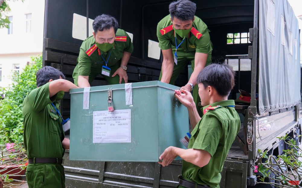 Cận cảnh đoàn xe đặc chủng áp tải đề thi đến các điểm thi - Ảnh 5.