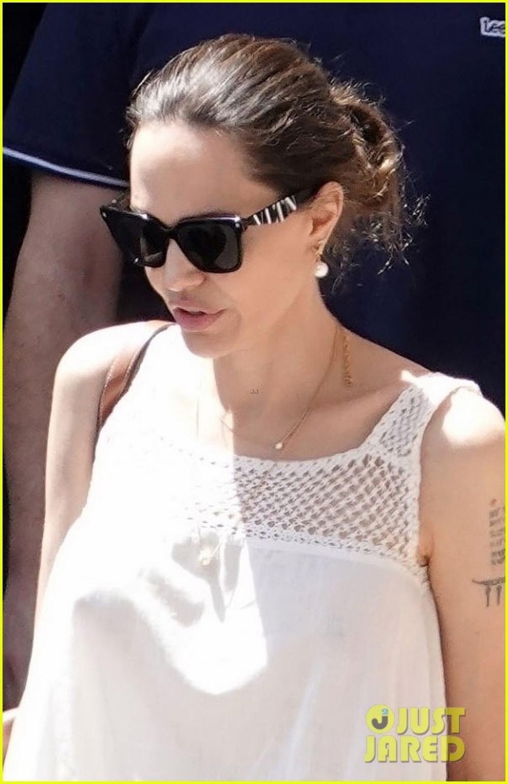 Angelina Jolie để mặt mộc xinh đẹp đi ăn kem cùng các con ở Rome - Ảnh 2.