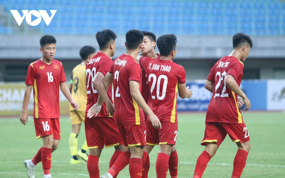 U19 Việt Nam thắng U19 Brunei 4-0 trong ngày thủ môn Hồ Tùng Hân nhận thẻ đỏ - Ảnh 1.