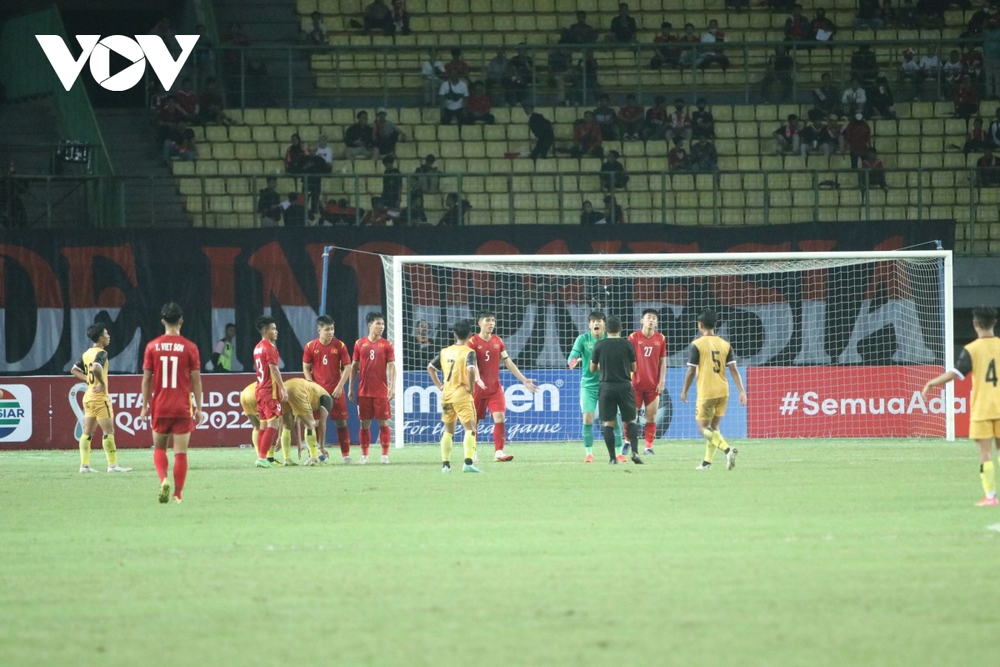 U19 Việt Nam thắng U19 Brunei 4-0 trong ngày thủ môn Hồ Tùng Hân nhận thẻ đỏ - Ảnh 2.