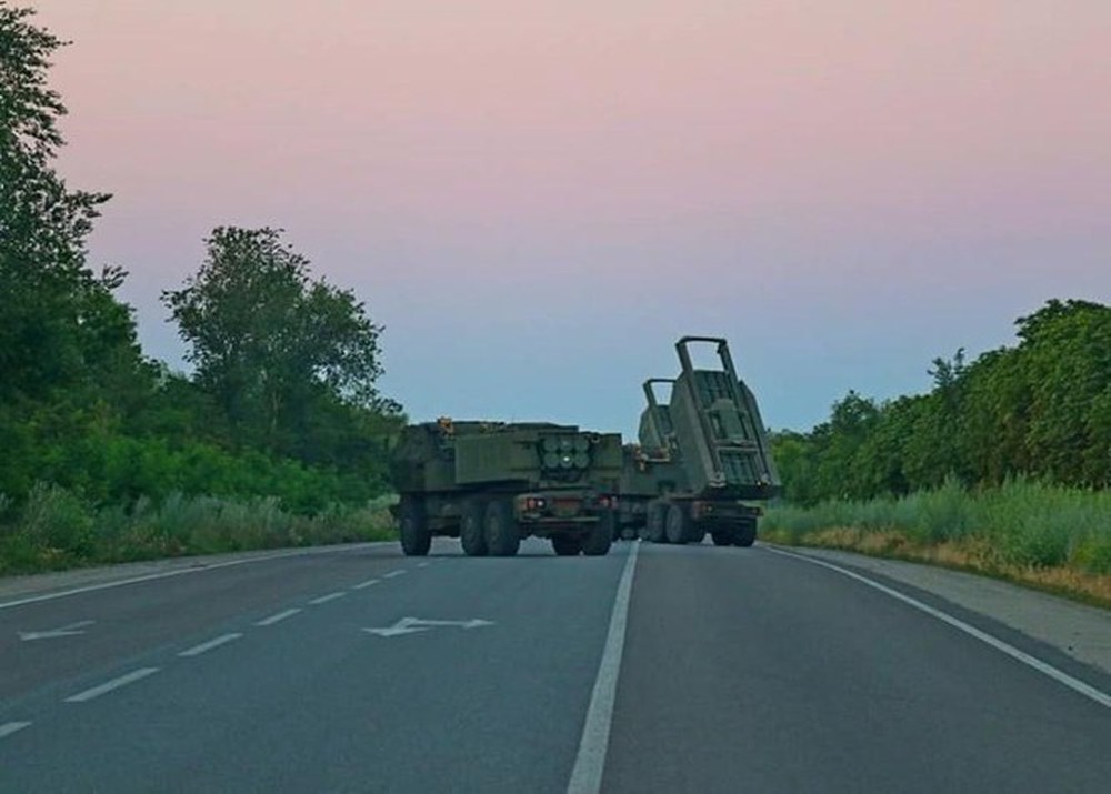 Ukraine lần đầu công bố hình ảnh sử dụng hệ thống tên lửa HIMARS tấn công quân Nga - Ảnh 3.