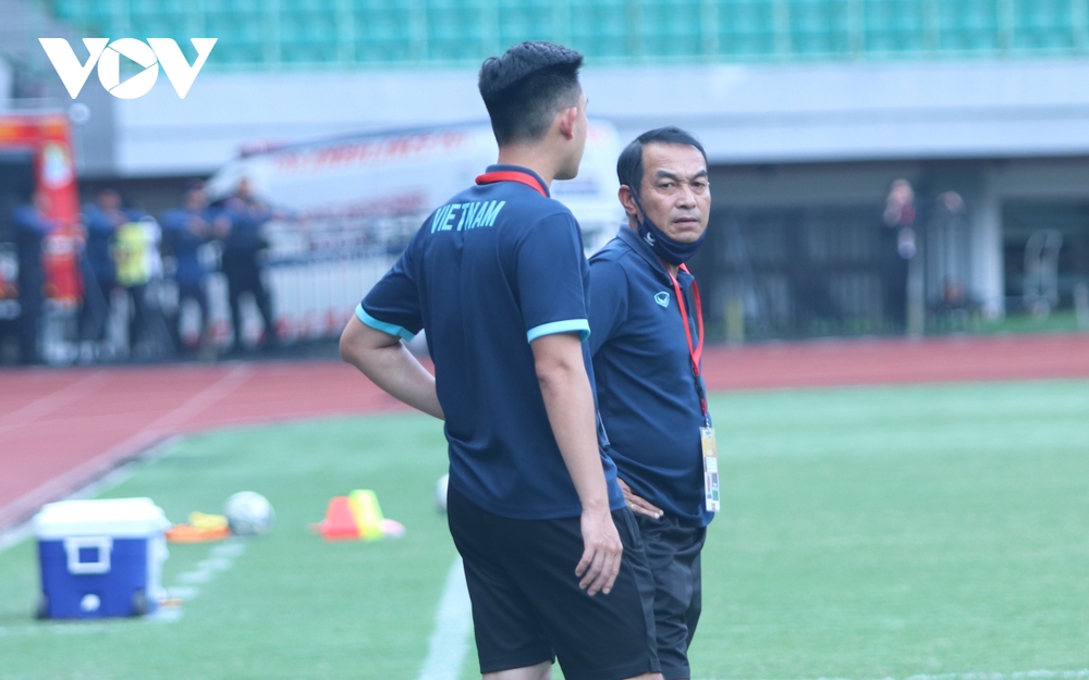 U19 Việt Nam thắng U19 Brunei 4-0 trong ngày thủ môn Hồ Tùng Hân nhận thẻ đỏ - Ảnh 4.