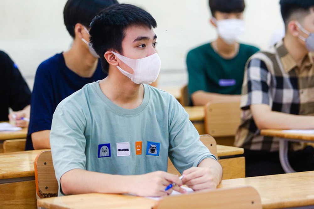 Thí sinh háo hức làm thủ tục thi tốt nghiệp THPT 2022 - Ảnh 11.