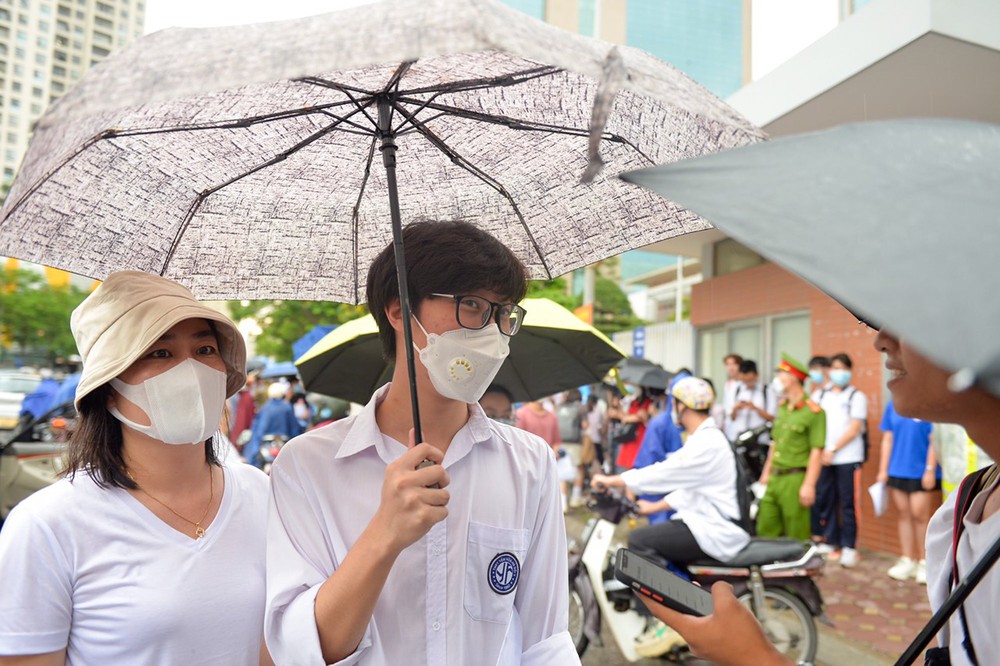 Hết giờ thi môn Toán, thí sinh đánh giá đề năm nay vừa sức - Ảnh 2.