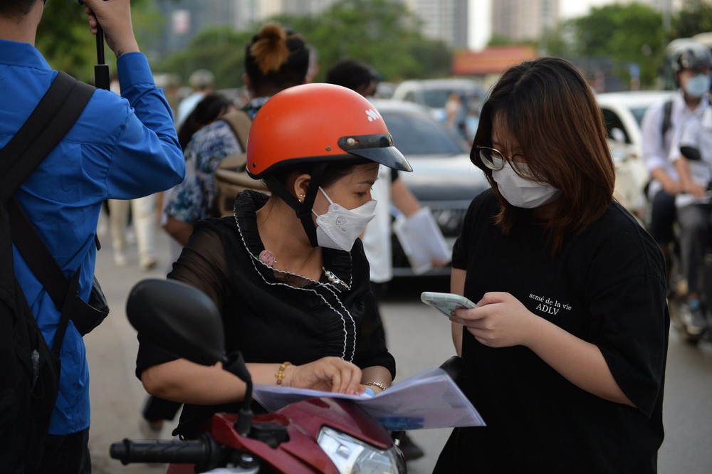 Phụ huynh hồi hộp, cả đêm mất ngủ mong con thi tốt trong môn thi đầu tiên - Ảnh 1.