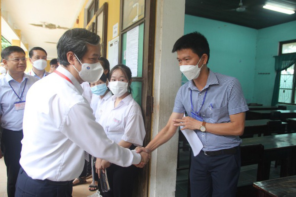 Bộ trưởng Nguyễn Kim Sơn động viên thí sinh, giáo viên dự kỳ thi tốt nghiệp THPT - Ảnh 2.