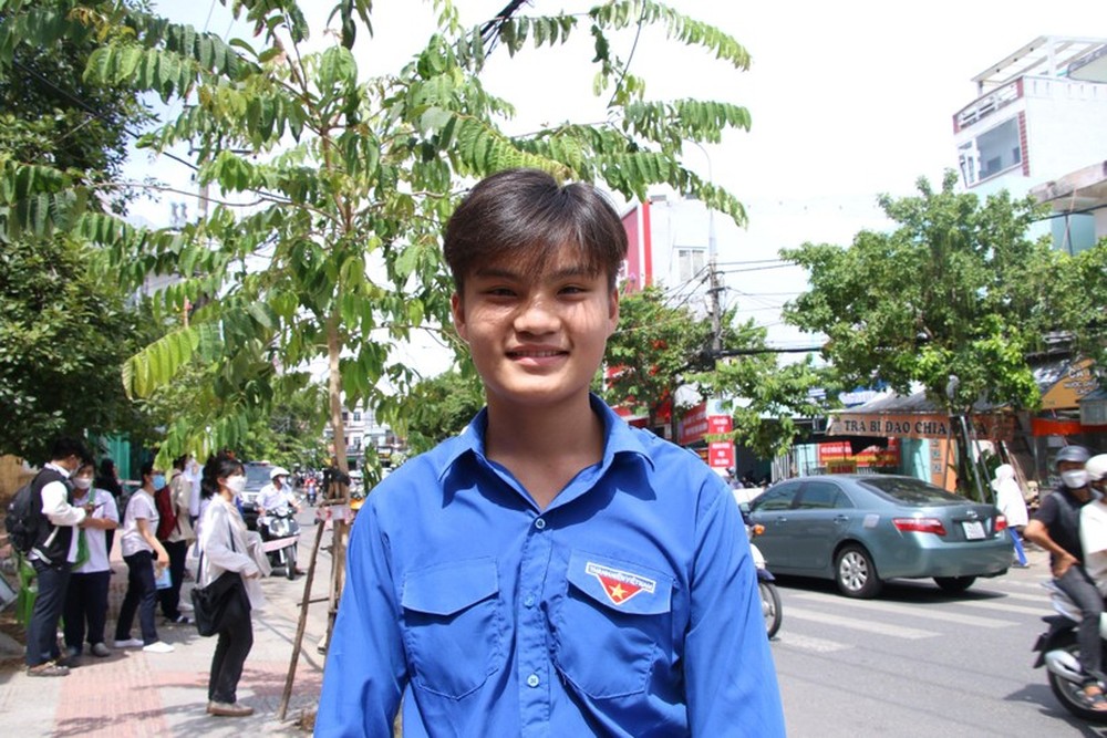 Nam sinh lớp 11 ở Đà Nẵng cõng thí sinh bị gãy chân vào phòng thi - Ảnh 4.