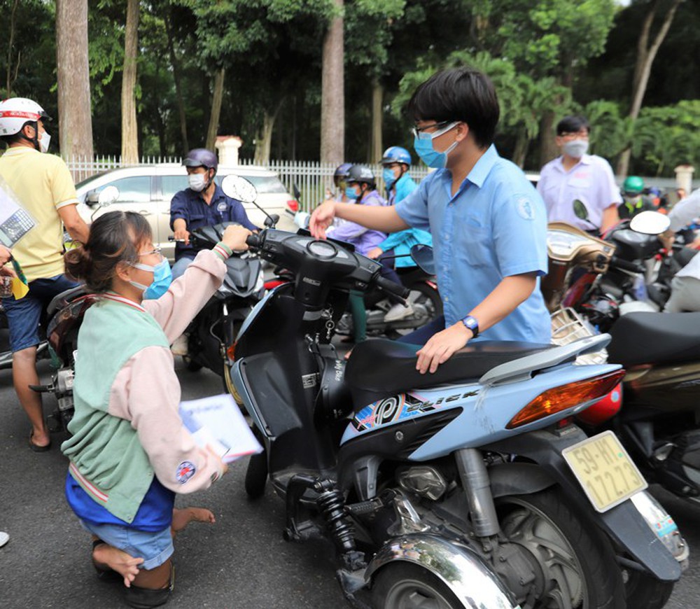 Xúc động chị teo 2 chân chở em khuyết tật đi thi tốt nghiệp THPT 2022 - Ảnh 2. Xúc động chị teo 2 chân chở em khuyết tật đi thi tốt nghiệp THPT 2022 - Ảnh 2.
