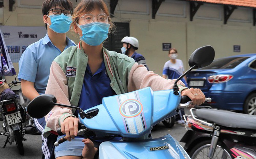 Xúc động chị teo 2 chân chở em khuyết tật đi thi tốt nghiệp THPT 2022 - Ảnh 1.