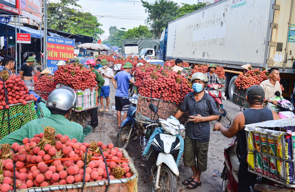 Ảnh: Người dân Bắc Giang cõng hàng tạ vải thiều đi bán từ 5h sáng khiến đường phố đỏ rực, tắc dài - Ảnh 14.