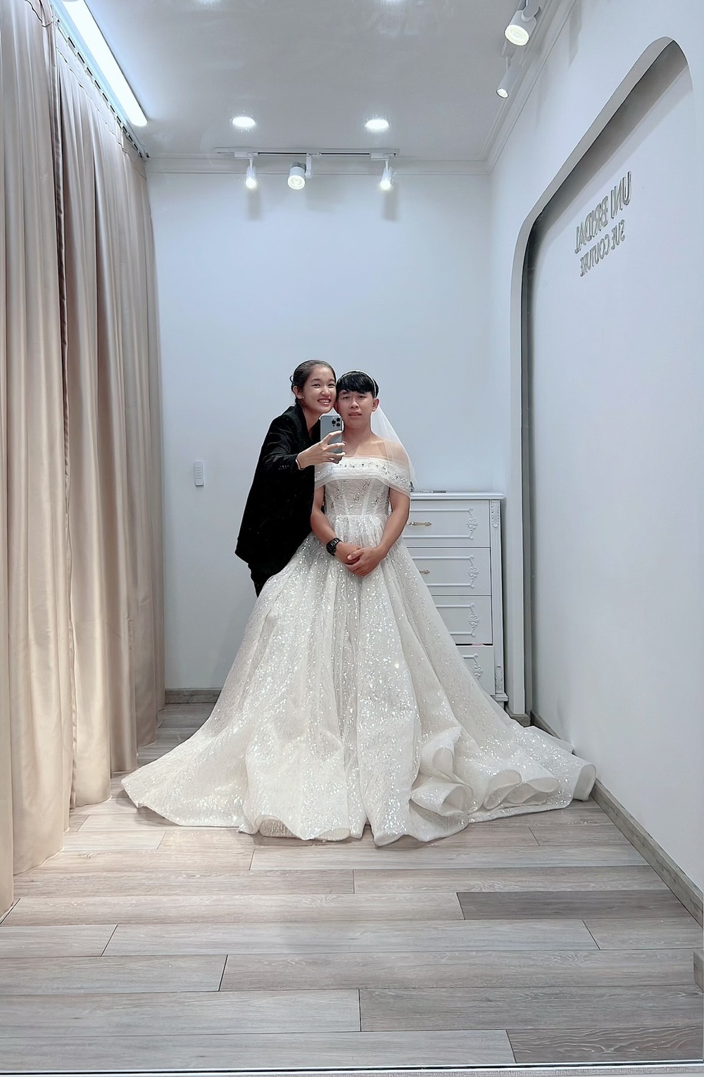 Bộ ảnh cưới hoán đổi thân phận, chồng diện váy trắng, vợ vest đen thú vị - Ảnh 3.