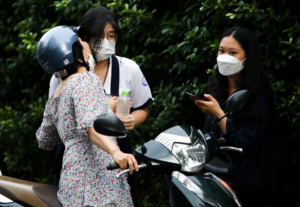 Gần 1 triệu thí sinh bước vào kỳ thi tốt nghiệp THPT 2022, cả nước có 38 thí sinh F0 - Ảnh 2.