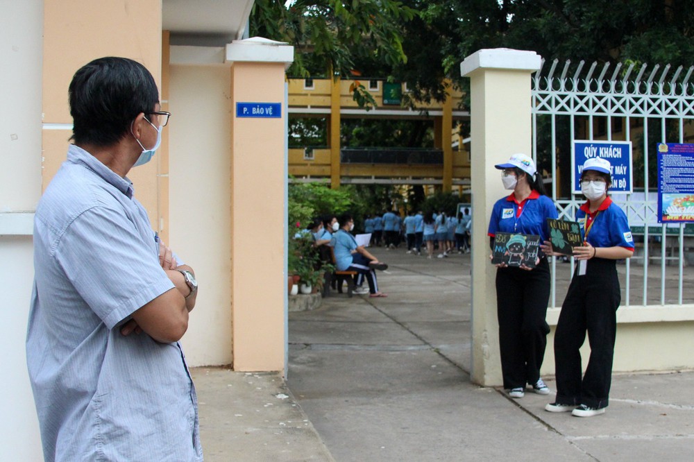 Gần 1 triệu thí sinh bắt đầu thi môn Ngữ văn, Kỳ thi tốt nghiệp THPT trong 120 phút - Ảnh 2.