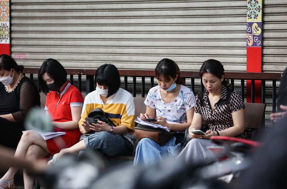 Gần 1 triệu thí sinh bắt đầu thi môn Ngữ văn, Kỳ thi tốt nghiệp THPT trong 120 phút - Ảnh 4.