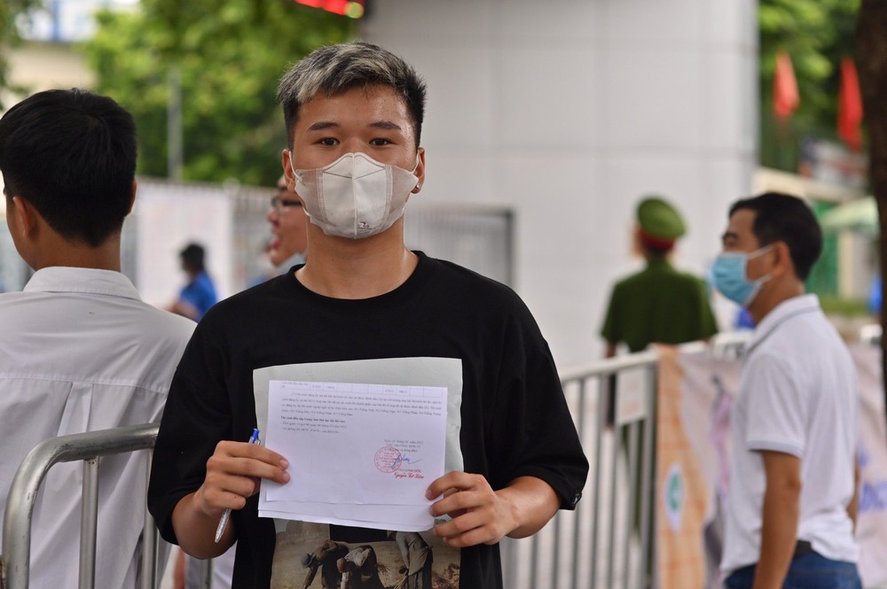 Thí sinh phấn khởi hoàn thành môn Ngữ Văn, đề năm nay ra tác phẩm Chiếc thuyền ngoài xa - Ảnh 1.