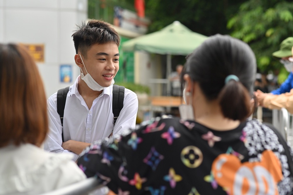 Thí sinh phấn khởi hoàn thành môn Ngữ Văn, đề năm nay ra tác phẩm Chiếc thuyền ngoài xa - Ảnh 2.