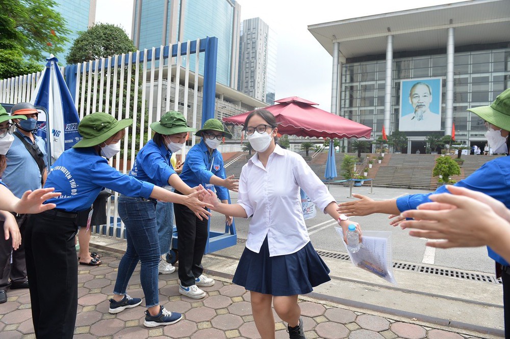 Thí sinh phấn khởi hoàn thành môn Ngữ Văn, đề năm nay ra tác phẩm Chiếc thuyền ngoài xa - Ảnh 4.